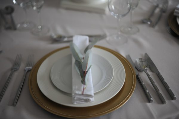 gold charger plate table setting